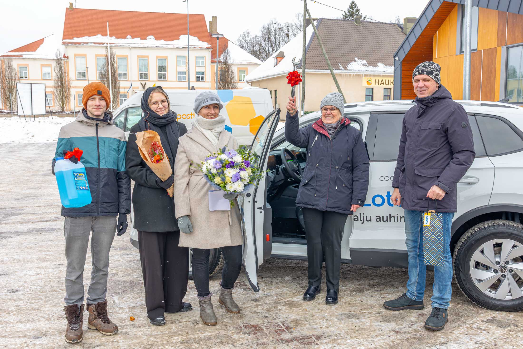 Võitja Siiri Värton (fotol paremalt teine) koos lähedastega. Vasakult: Oliver Värton, Liisa Loreena Värton, Annika Põldsepp, Ville Värton. Võitja soovitab osta kaupu, koguda pileteid ja uskuda, küll siis õnn ka naeratab! Fotod: AIGAR NAGEL